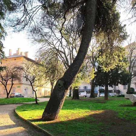 Ivna 아파트 풀라